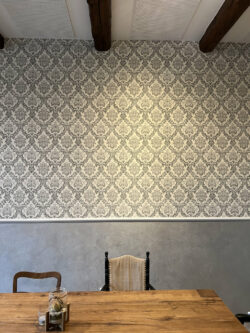 Renovierter Altbau Mustertapete und Holzbalken an der Decke