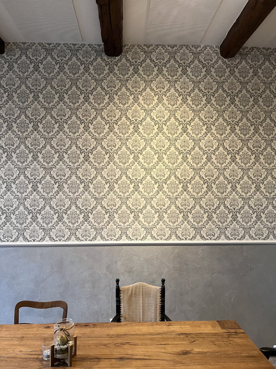 Renovierter Altbau Mustertapete und Holzbalken an der Decke