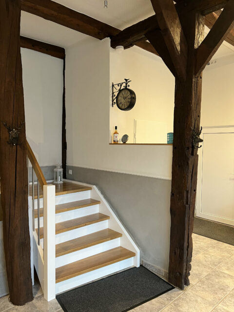 Treppenaufgang renovierter Altbau mit Fachwerkbalken