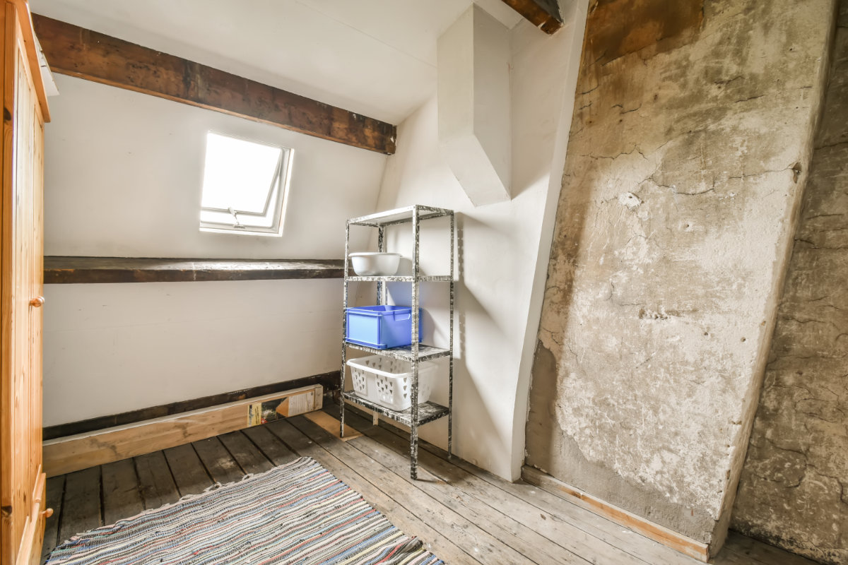 Renovierung von Altbau mit Holzbalken und Rohbauwänden