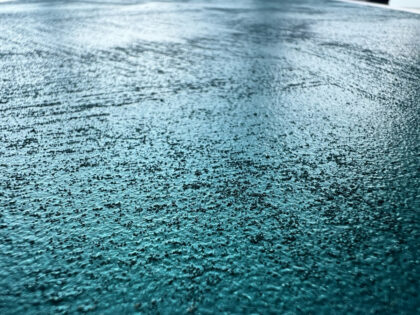 Bläulich schimmernde Oberfläche mit Struktur