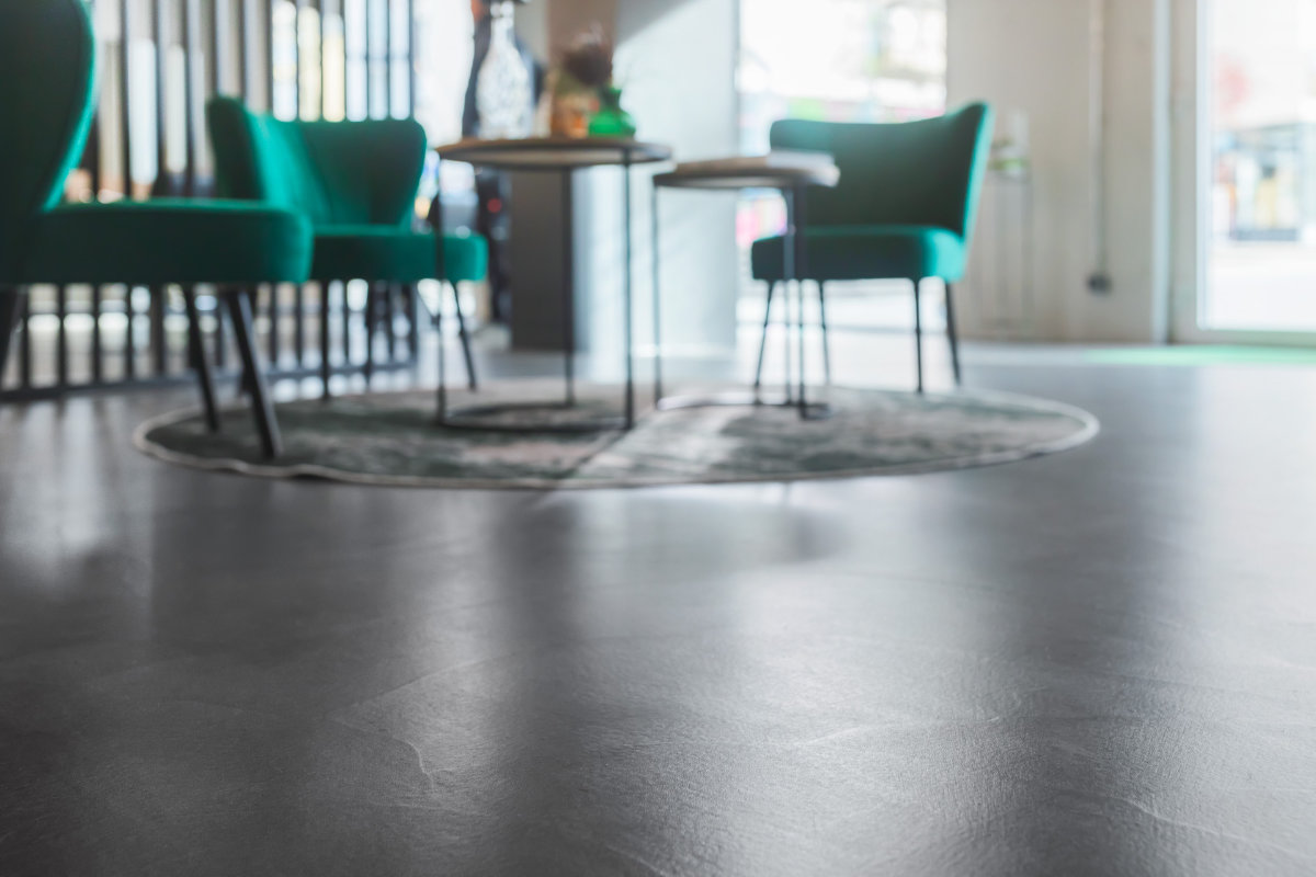 Fugenloser grauer Bodenbelag