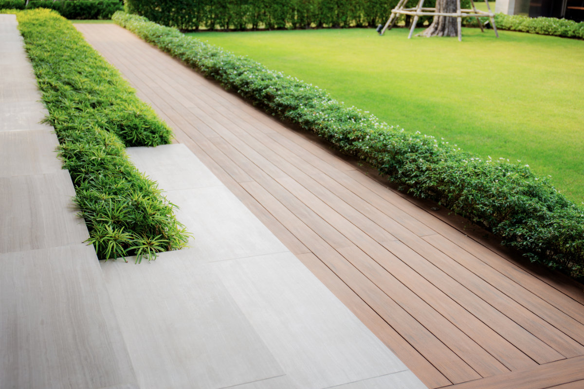 Terrasse aus Stufen kombiniert Holzdielen mit Keramikplatten