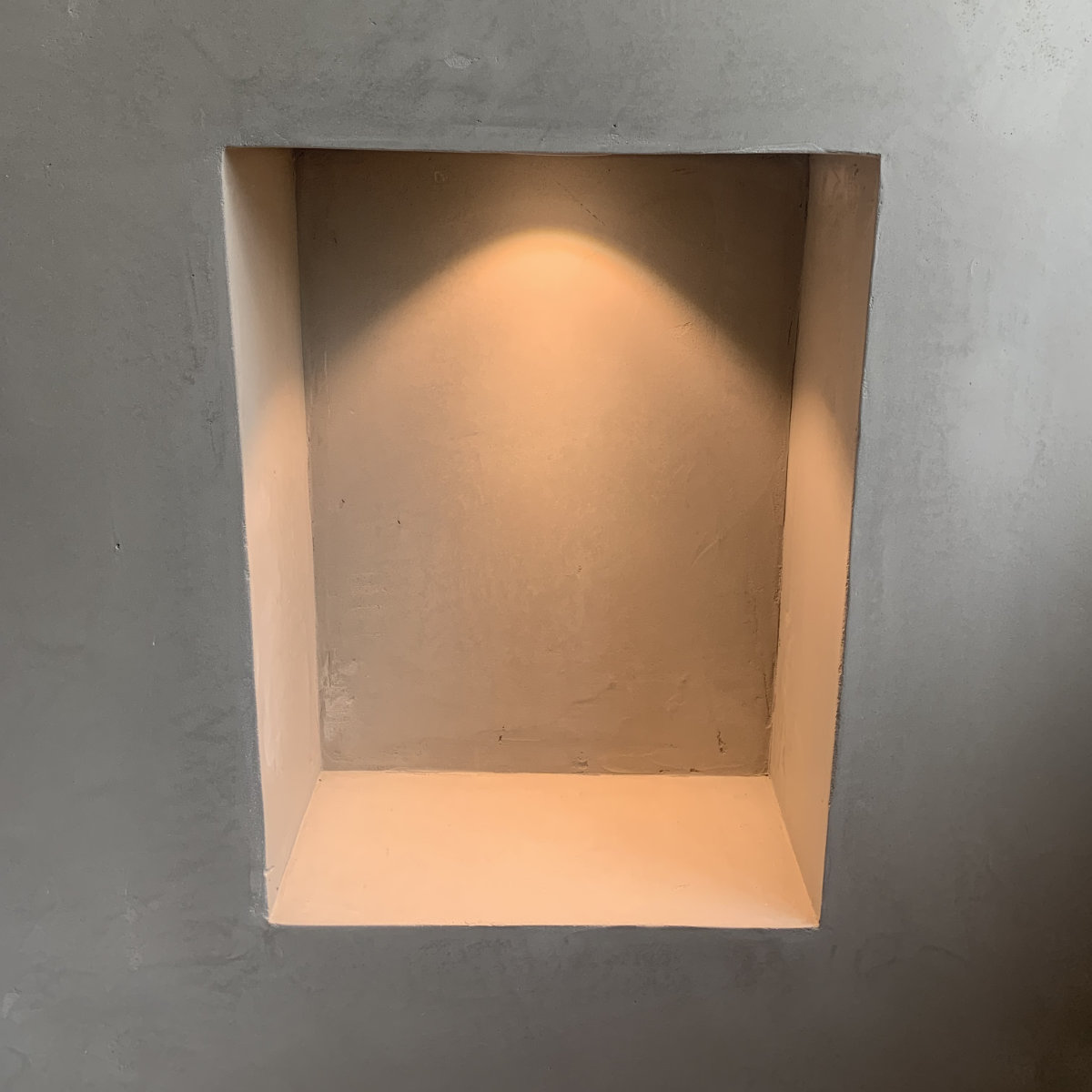 Beleuchtete Ausfächerung in Wand