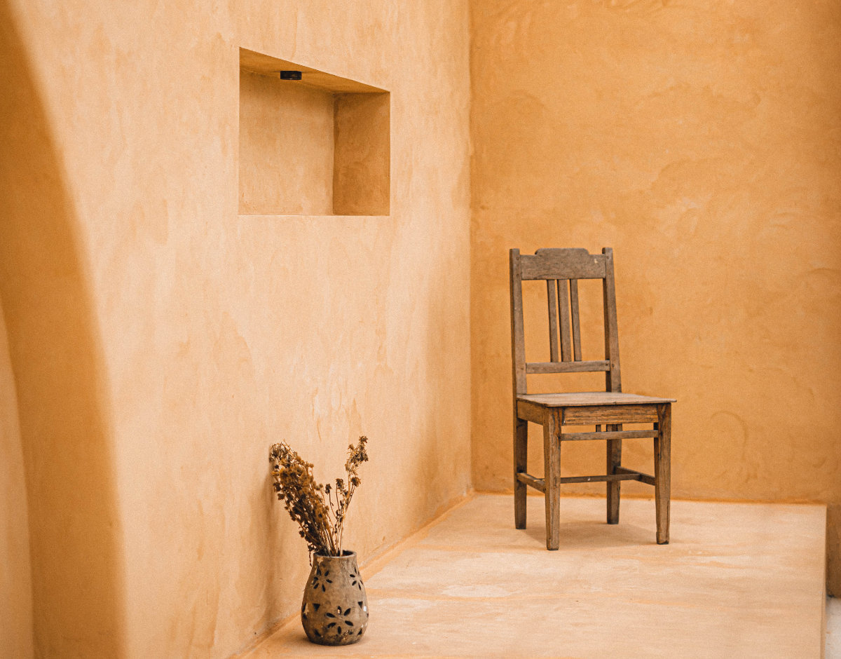 Helle Lehmputzwand mit Aussparung