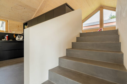 Fugenlose graue Stufen in hellem Treppenaufgang