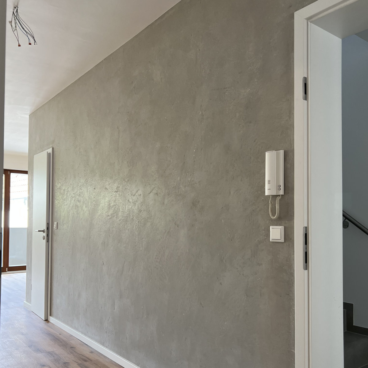 Grau verspachtelte Wand