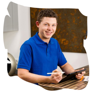 Marius Recker - Junger Mann mit braunen Haaren und blauem Poloshirt sitz mit Tablet am Tisch und lächelt
