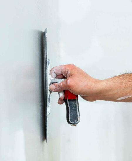 Spachtelarbeiten an weißer Wand