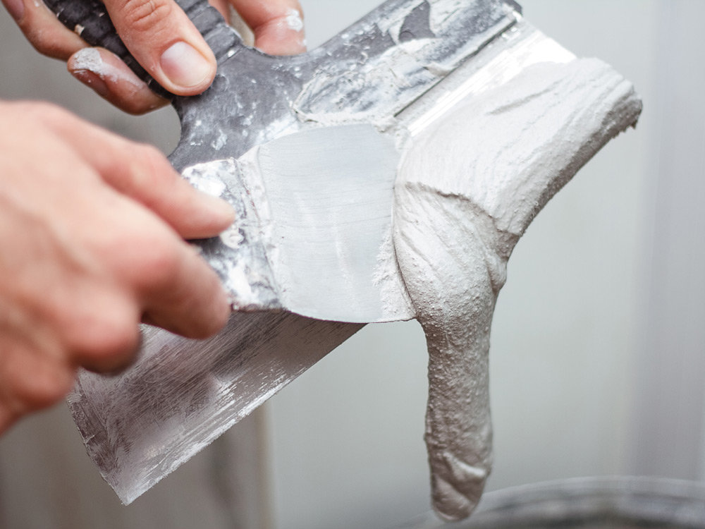 Maler Streift Spachtelmasse von Spachtel